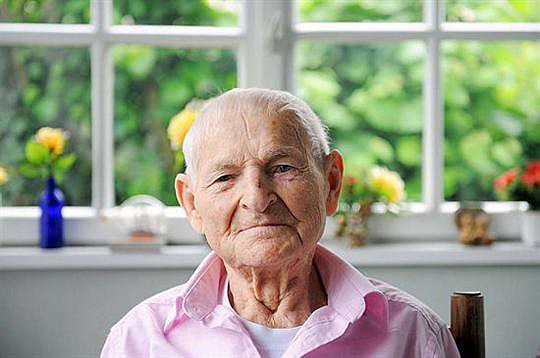 Last Pink Triangle Holocaust Survivor Rudolf Brazda.jpg